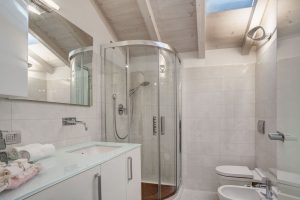 Bellagio Luxury Villa - Bathroom with shower