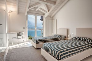 Bellagio Luxury Villa - Bedroom with lake view