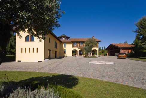 Villa with garage and parkin