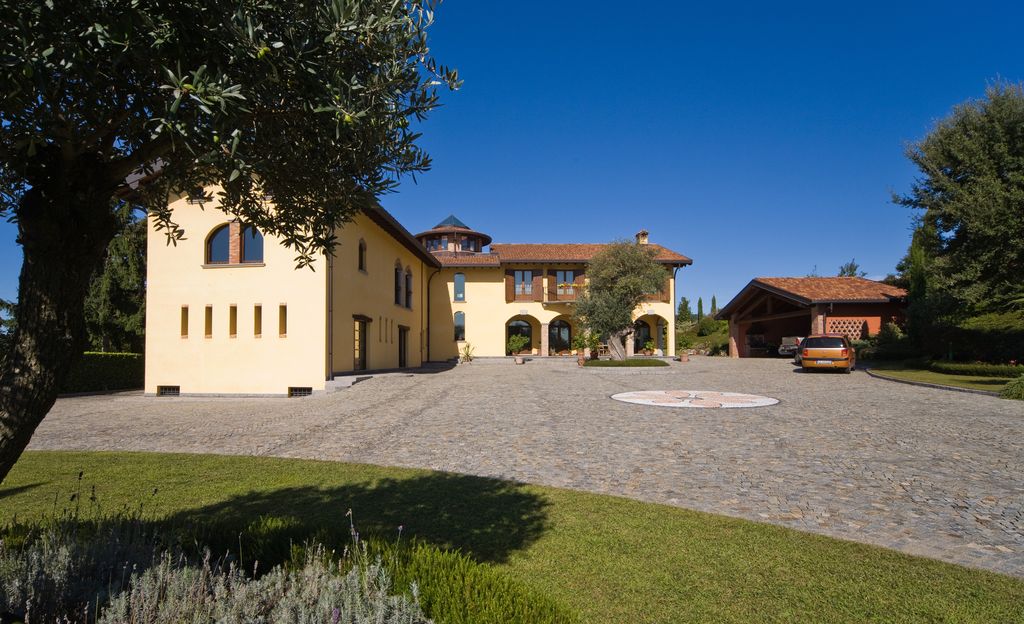 Villa San Fermo della Battaglia near Lake Como