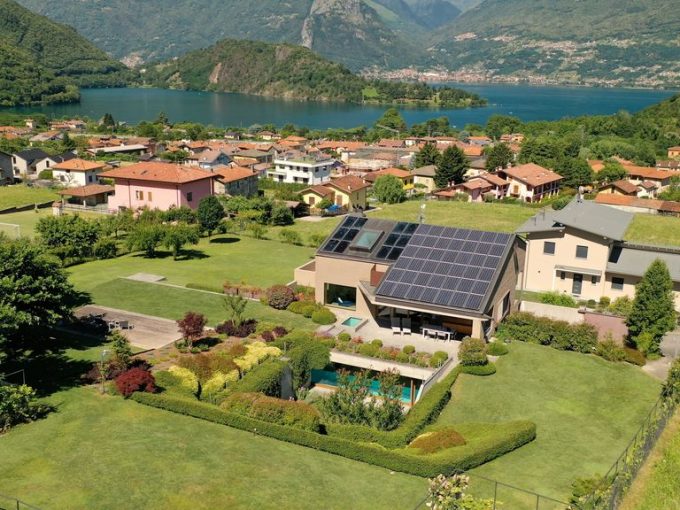 Luxury Villa with Swimming Pool and Park Colico