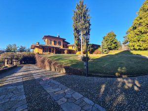 Como Luxury Villa with Pool and Park