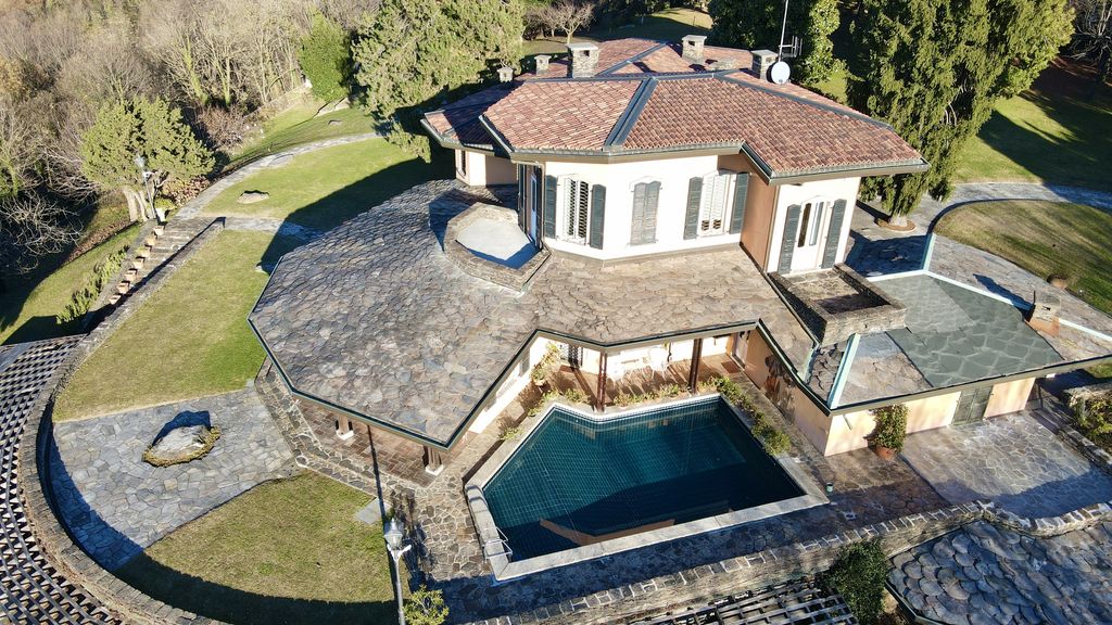 Como Luxury Villa with Pool and Park - parking