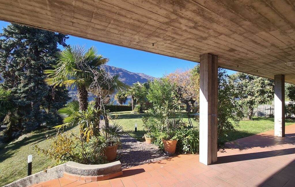 Villa Front Lake Como with Garden Mandello del Lario