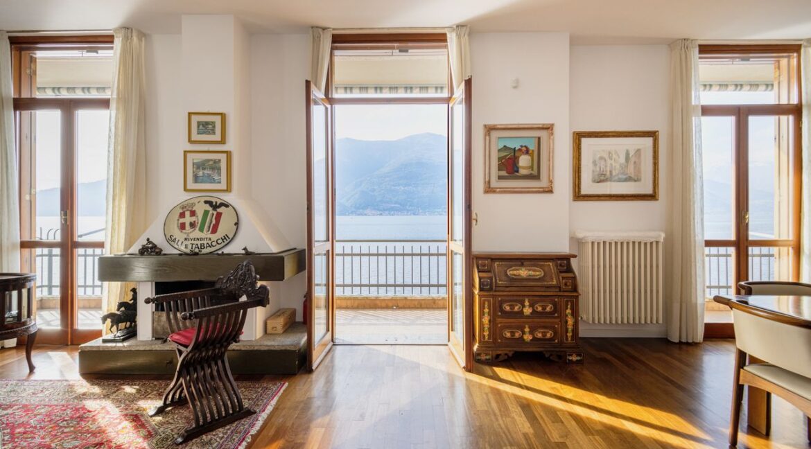 Villa Front Lake Como with Garden Bellano