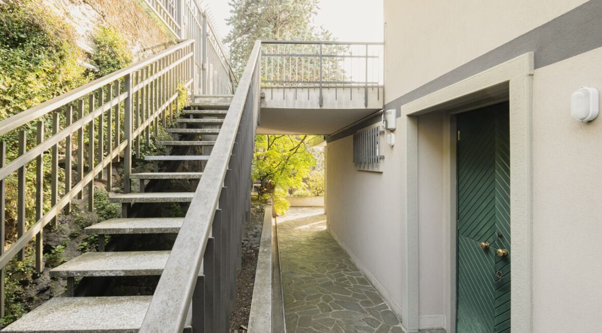 Villa Front Lake Como with Garden Bellano
