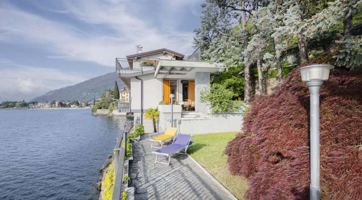 Villa Front Lake Como with Garden Bellano
