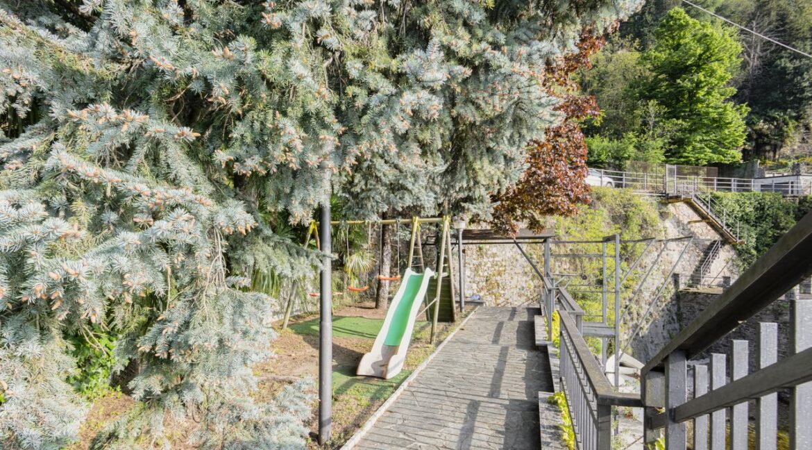 Villa Front Lake Como with Garden Bellano