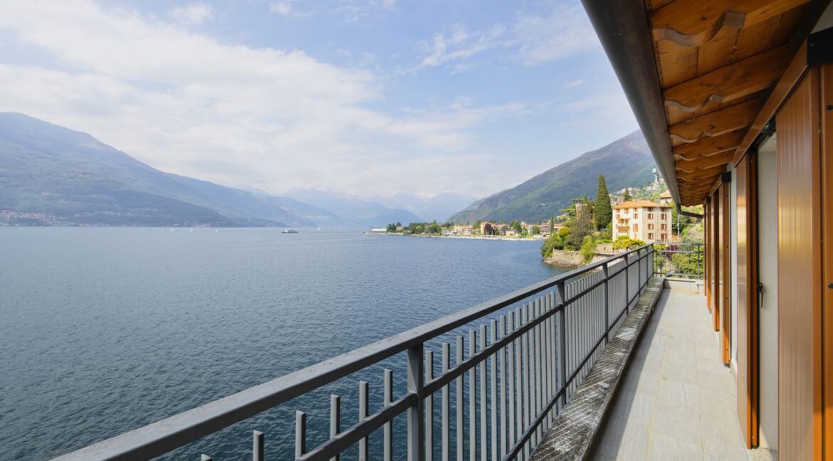 Villa Front Lake Como with Garden Bellano