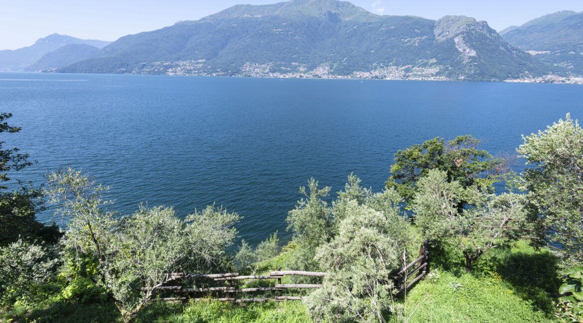 Lake Como Villa Front Lake with Land