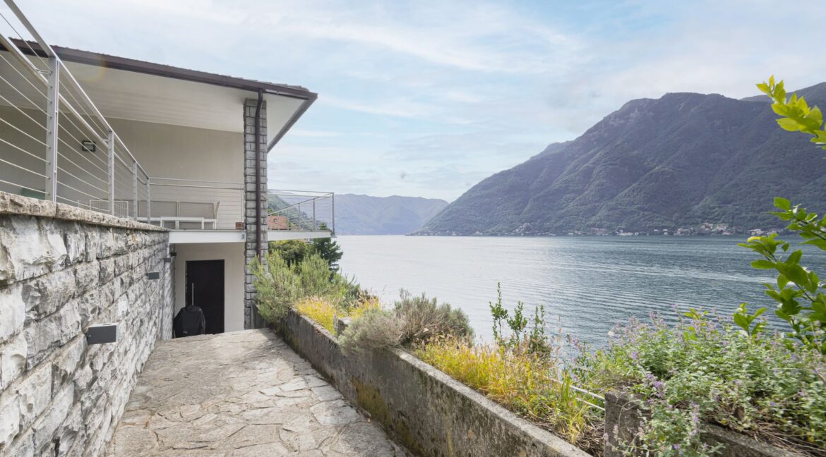 Villa Nesso Front Lake with Garden