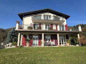 Villa Plesio with Lake View and Land