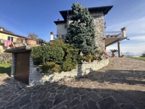 Villa Plesio with Lake View and Land