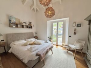 Appartamento In Centro Menaggio con Posto Auto e Piscina bedroom