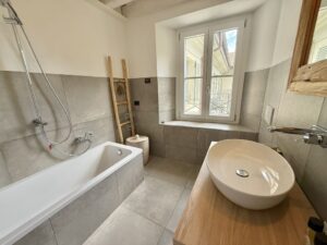 Appartamento In Centro Menaggio con Posto Auto e Piscina bathroom