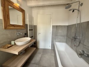Appartamento In Centro Menaggio con Posto Auto e Piscina bathroom