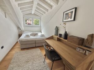 Appartamento In Centro Menaggio con Posto Auto e Piscina bedroom