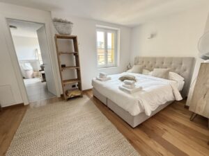 Appartamento In Centro Menaggio con Posto Auto e Piscina bedroom