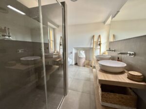 Appartamento In Centro Menaggio con Posto Auto e Piscina bedroom