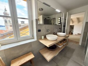 Appartamento In Centro Menaggio con Posto Auto e Piscina bathroom
