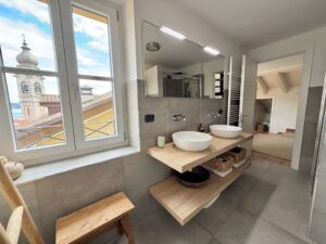 Appartamento In Centro Menaggio con Posto Auto e Piscina bathroom