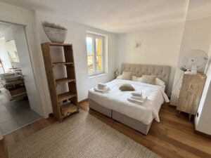 Appartamento In Centro Menaggio con Posto Auto e Piscina bedroom
