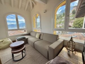 Appartamento In Centro Menaggio con Posto Auto e Piscina living room
