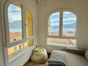 Appartamento In Centro Menaggio con Posto Auto e Piscina window
