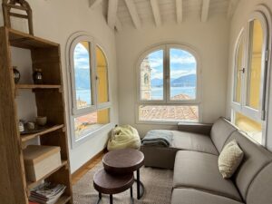 Appartamento In Centro Menaggio con Posto Auto e Piscina living room