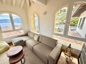 Appartamento In Centro Menaggio con Posto Auto e Piscina living room