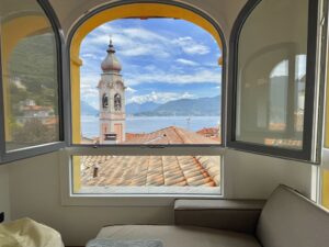 Appartamento In Centro Menaggio con Posto Auto e Piscina window