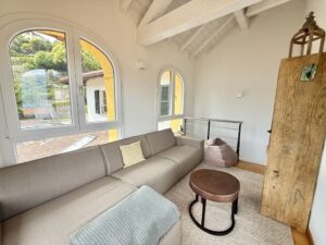 Appartamento In Centro Menaggio con Posto Auto e Piscina living room