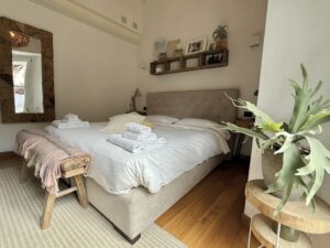 Appartamento In Centro Menaggio con Posto Auto e Piscina bedroom
