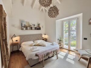 Appartamento In Centro Menaggio con Posto Auto e Piscina bedroom