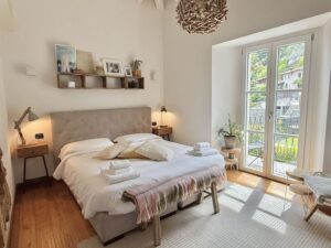 Appartamento In Centro Menaggio con Posto Auto e Piscina bedroom