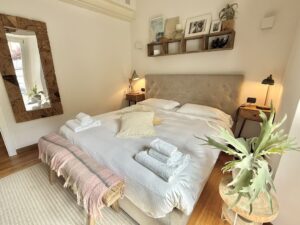 Appartamento In Centro Menaggio con Posto Auto e Piscina bedroom