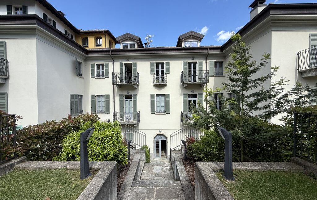 Appartamento in Centro Menaggio con Posto Auto e Piscina10