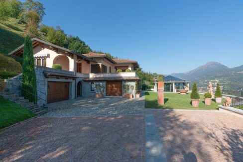 Elegante Villa a Croce con Vista Lago di Como esterno