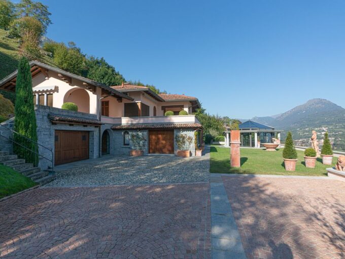 Elegante Villa a Croce con Vista Lago di Como esterno