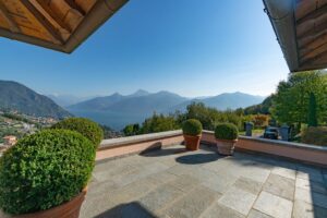 Elegante Villa a Croce con Vista Lago di Como balcone