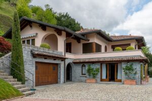Elegante Villa a Croce con Vista Lago di Como esterno