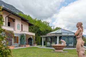 Elegante Villa a Croce con Vista Lago di Como esterno