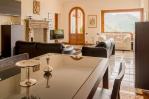 Elegante Villa a Croce con Vista Lago di Como interno soggiorno