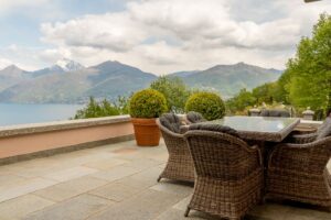 Elegante Villa a Croce con Vista Lago di Como interno terrazza
