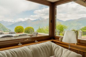 Elegante Villa a Croce con Vista Lago di Como interno finestra