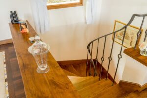 Elegante Villa a Croce con Vista Lago di Como interno scale