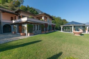 Elegante Villa a Croce con Vista Lago di Como esterno