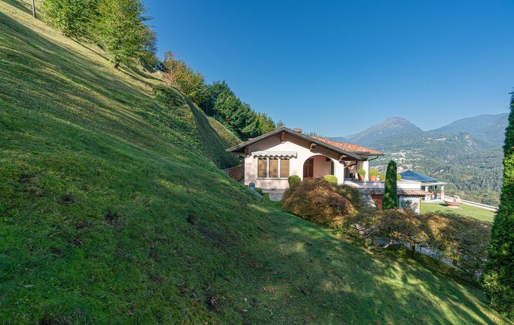 Elegante Villa a Croce con Vista Lago di Como8