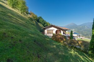 Elegante Villa a Croce con Vista Lago di Como esterno