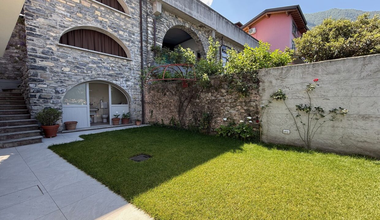 Front Lake Property with Garden Lezzeno